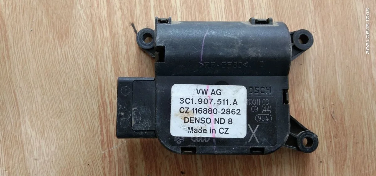 Моторчик заслонки отопителя Volkswagen Passat B7 (2010—2015) Passat B7 (2010—2015) 362, 365, 3C2, 3C5, 1F7, 1F8, 357, 358, 3T4, 3T5, 5L7, 677, 1K1, 517, 5K1, 521, 5M1, 137, 5N1