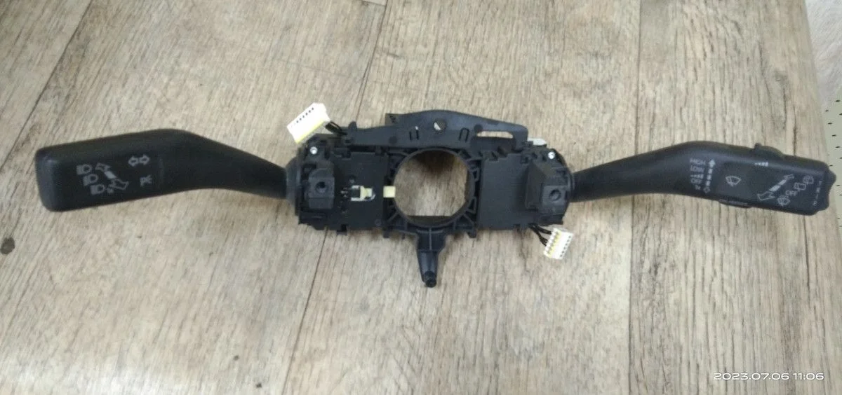 Переключатель подрулевой Volkswagen Golf Mk6 (2008—2012) Golf Mk6 (2008—2012) 2CA, 2CB, 2CH, 2CJ, 1F8, 1Z3, 1Z5, 913, 933, 162, AV2, 3T4, 3T5, 1T3, 0Y7, 5L7, 677, 517, 5K1, AJ5, 521, 137