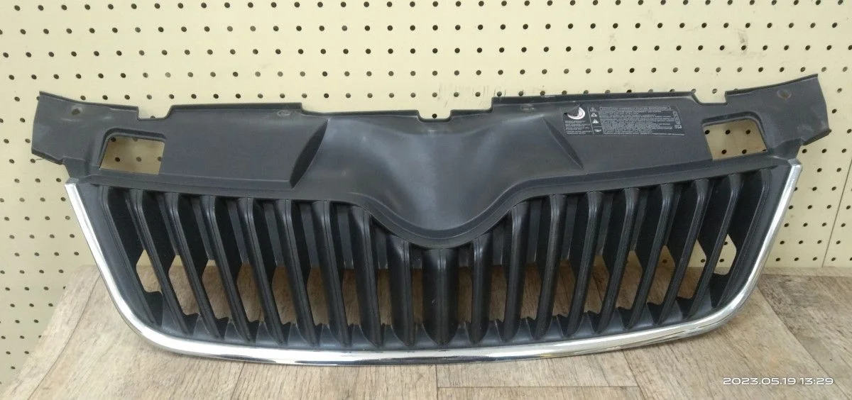 Решетка радиатора Skoda Fabia II рестайлинг (2010—2014) Fabia II рестайлинг (2010—2014) 5J2