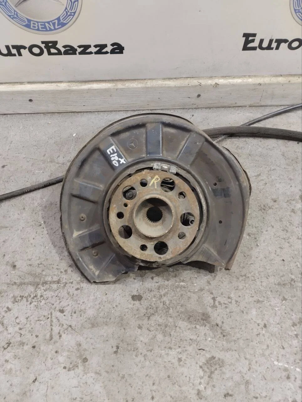 Кулак  задний правый Mercedes W212