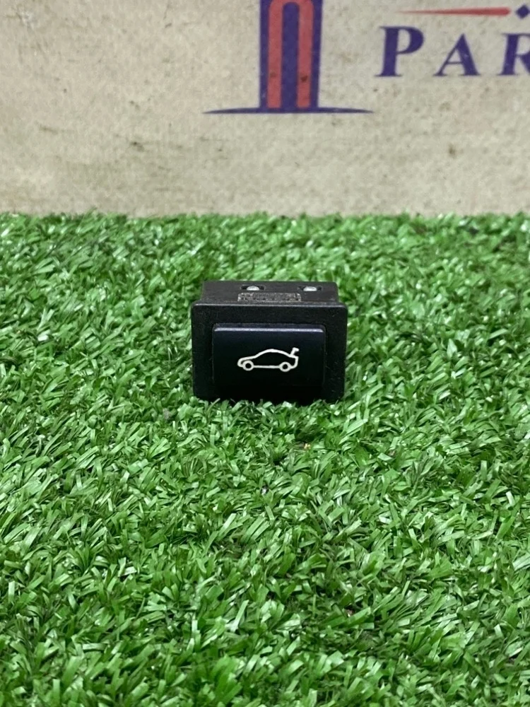 Кнопка открытия багажника BMW E90