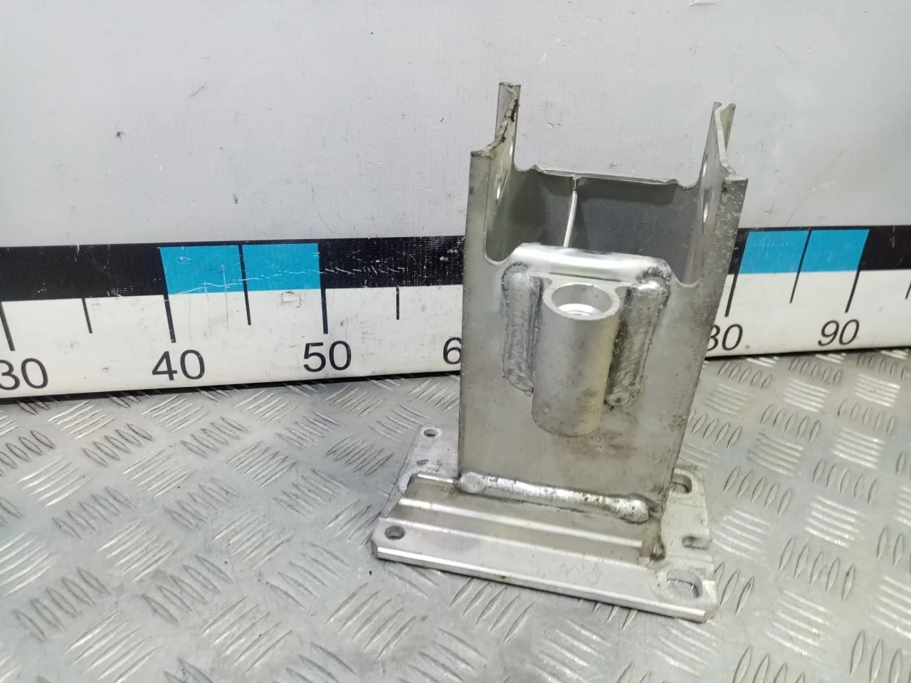 [Б/У] Кронштейн переднего усилителя правый [Код: 00582117 ]