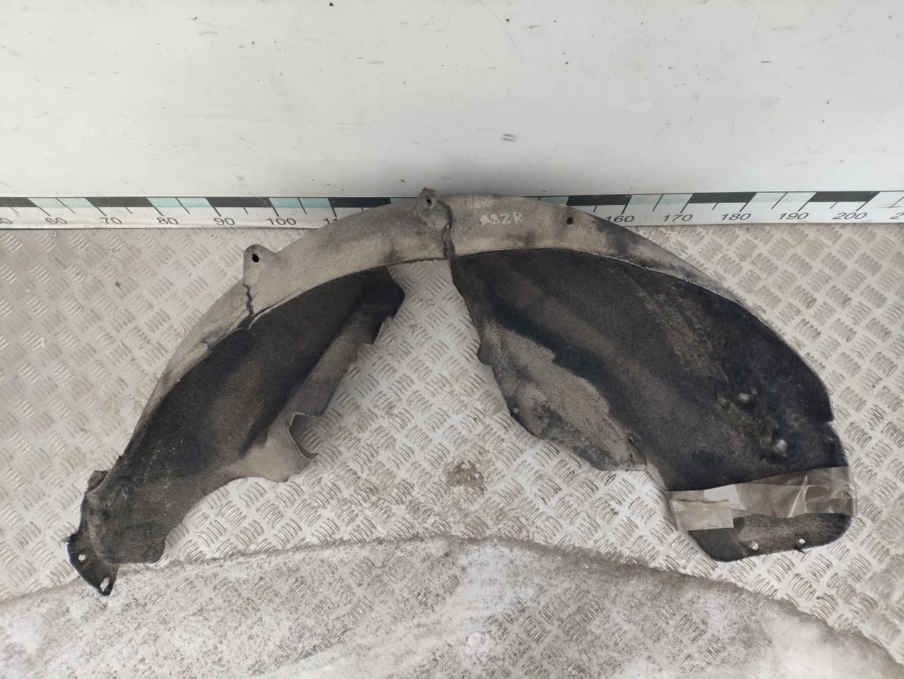 [Б/У] Подкрылок задний правый Audi A8 D3 2003–2010 - надрывы [Незначительные дефекты] [Код: 00347700 ]