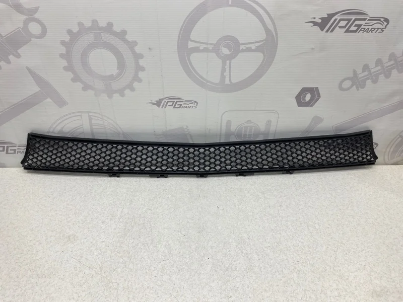 Решетка переднего бампера центральная Mercedes-benz W213