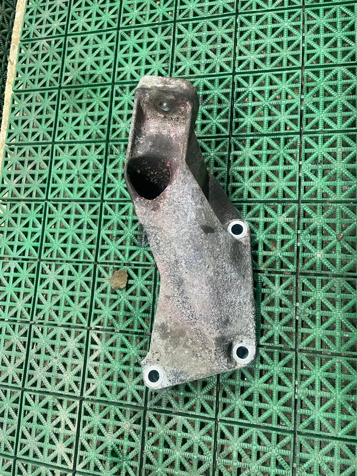 Кронштейн двигателя AUDI A4 8D/8E, A6 C5, VOLKSWAGEN PASSAT B5/B5+ 1997- передний левый б/у A4 8D(1995-2001);A4 8E(2001-2004);A6 C5(1997-2004);PASSAT B5(1997-2000);PASSAT B5+(2001-2004)