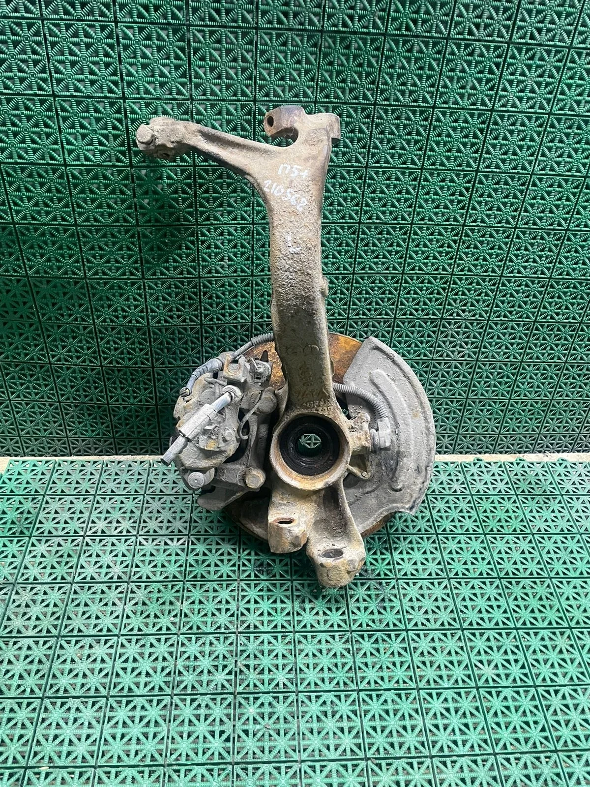 Кулак поворотный AUDI A4 8D, A6 C5, VOLKSWAGEN PASSAT B5+ 1,8/1,9/2,4/2,8 2001- левый 82мм б/у A4 8D(1995-2001);A6 C5(1997-2004);PASSAT B5+(2001-2004)