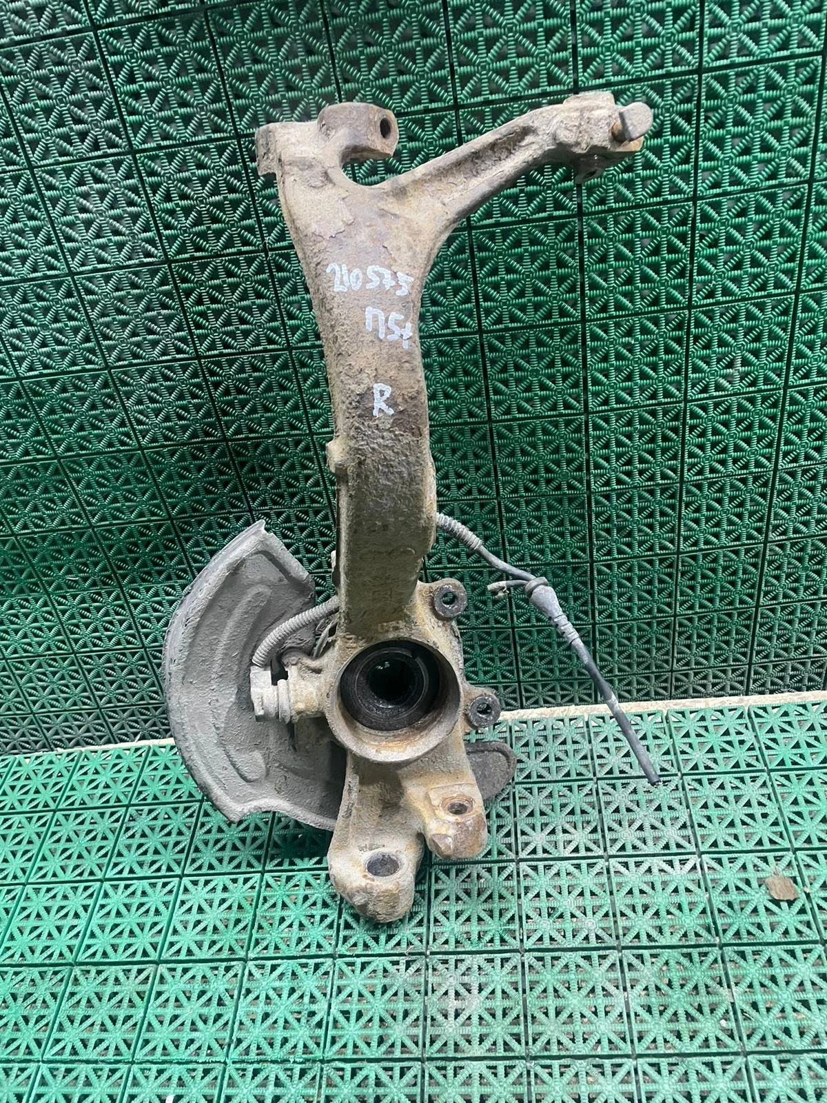 Кулак поворотный AUDI A4 8D, A6 C5, VOLKSWAGEN PASSAT B5+ 1,8/1,9/2,4/2,8 2001- правый 82мм б/у A4 8D(1995-2001);A6 C5(1997-2004);PASSAT B5+(2001-2004)