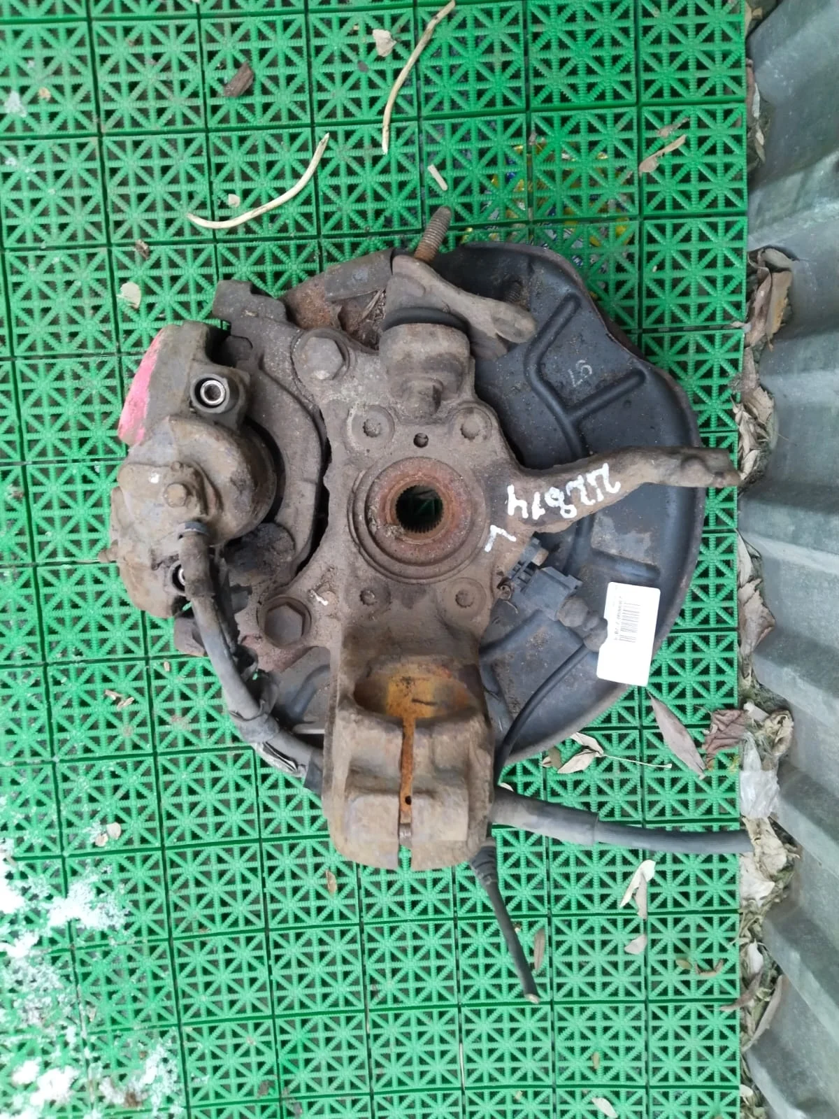 Кулак поворотный VOLKSWAGEN JETTA 6 2011- 4 болта без рогов передний левый Б/У JETTA 6(2011-)