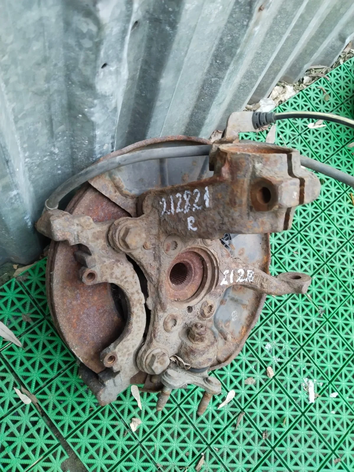 Кулак поворотный VOLKSWAGEN JETTA 6 2011- 4 болта без рогов передний правый Б/У JETTA 6(2011-)