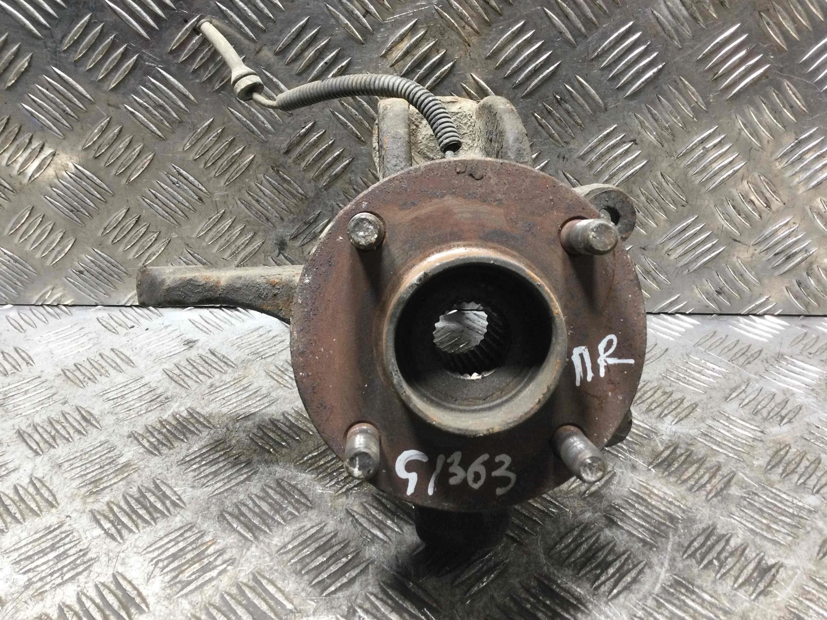 Ступица передняя правая Ford Fiesta 5 поколение (2001-2007) бензин 1.4 i Механика Х/б