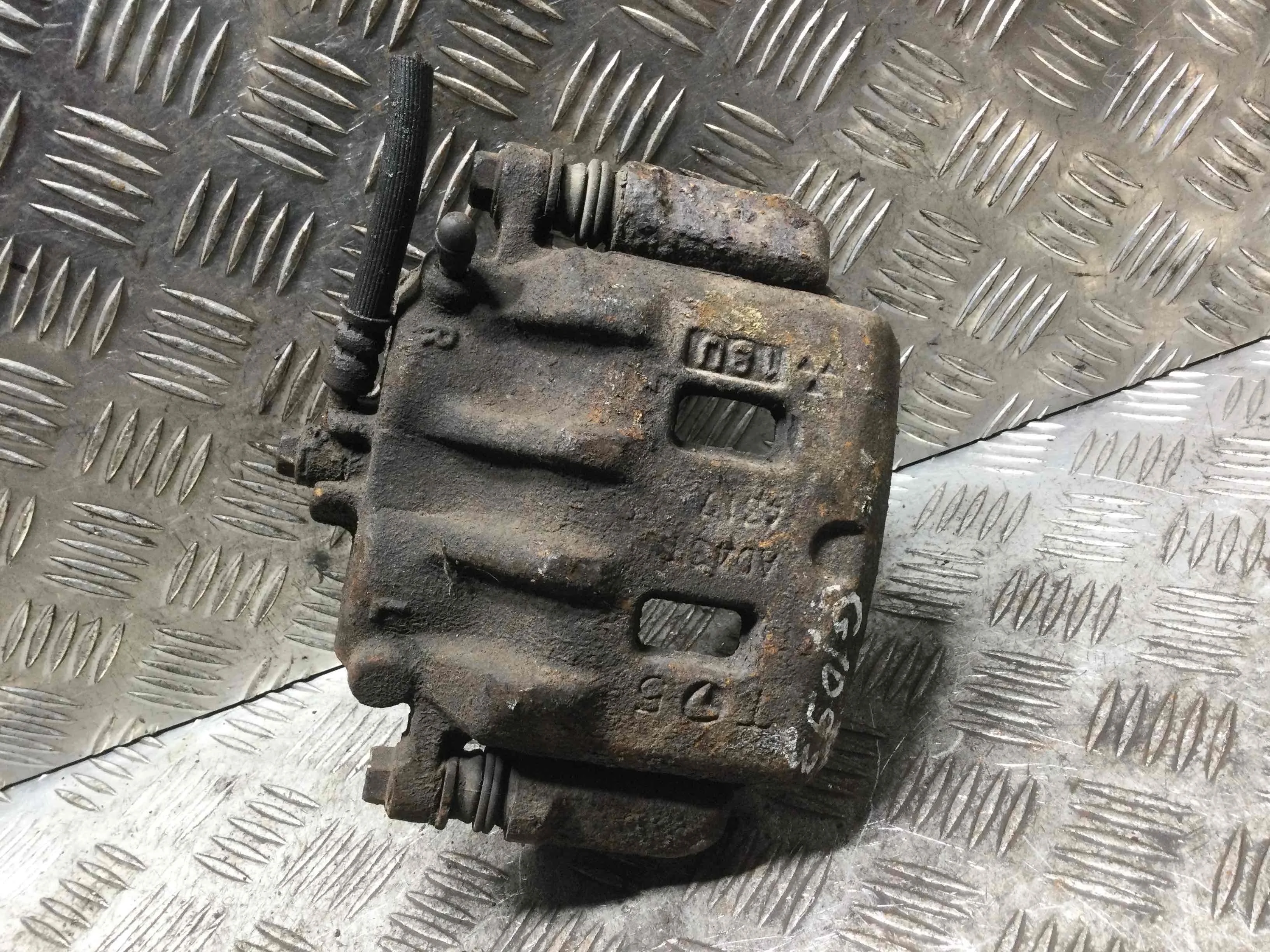 Суппорт передний правый Subaru Impreza 2 поколение (2000-2002) бензин 2.0 i Автомат Универсал