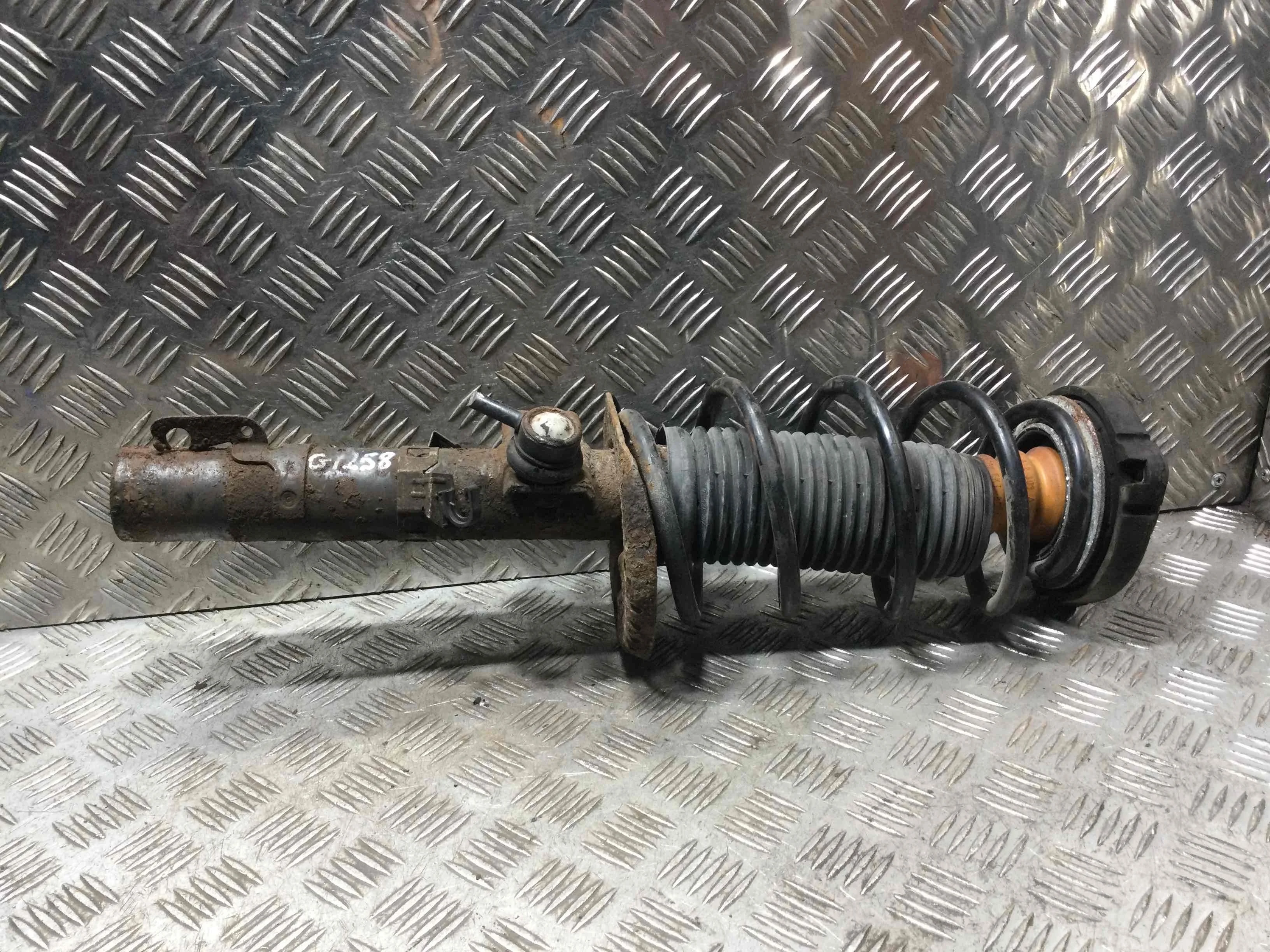 Стойка передняя левая Volkswagen Polo 4 поколение (2001-2005) бензин 1.2 i Механика Х/б