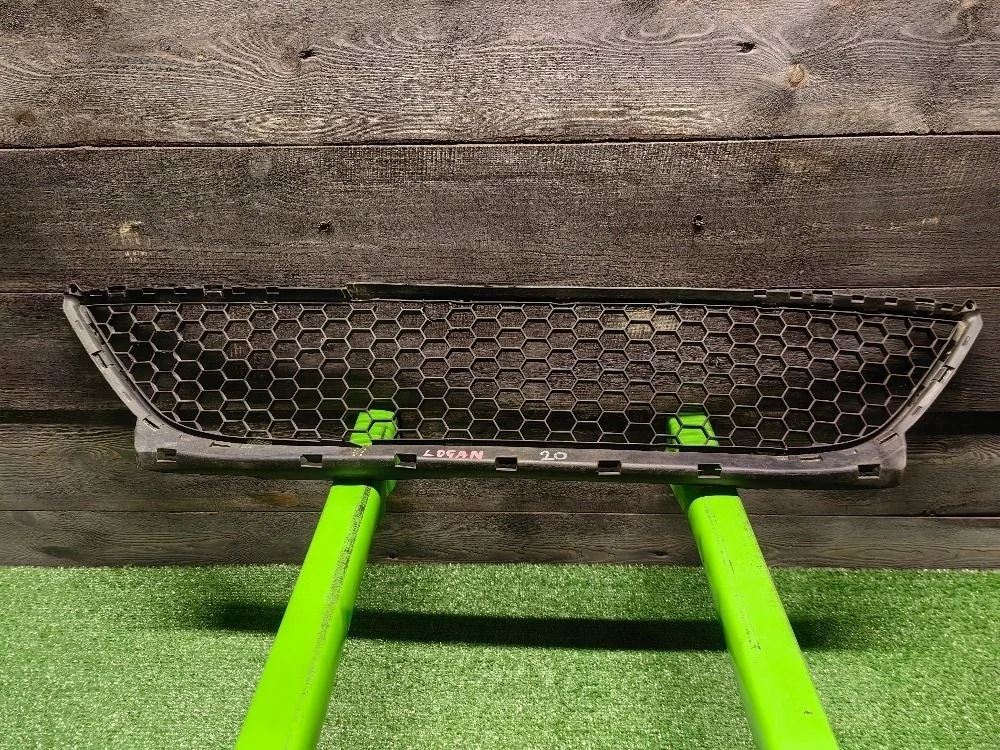 Решетка радиатора Renault Logan