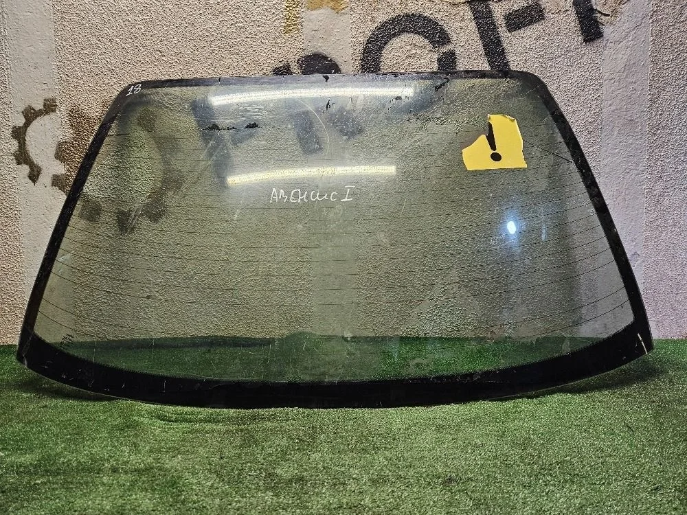 Стекло заднее на Toyota Avensis T220 седан