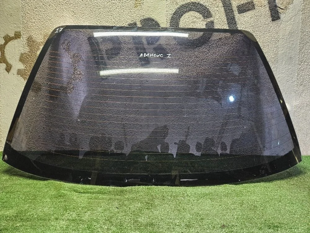Стекло заднее на Toyota Avensis T220 седан