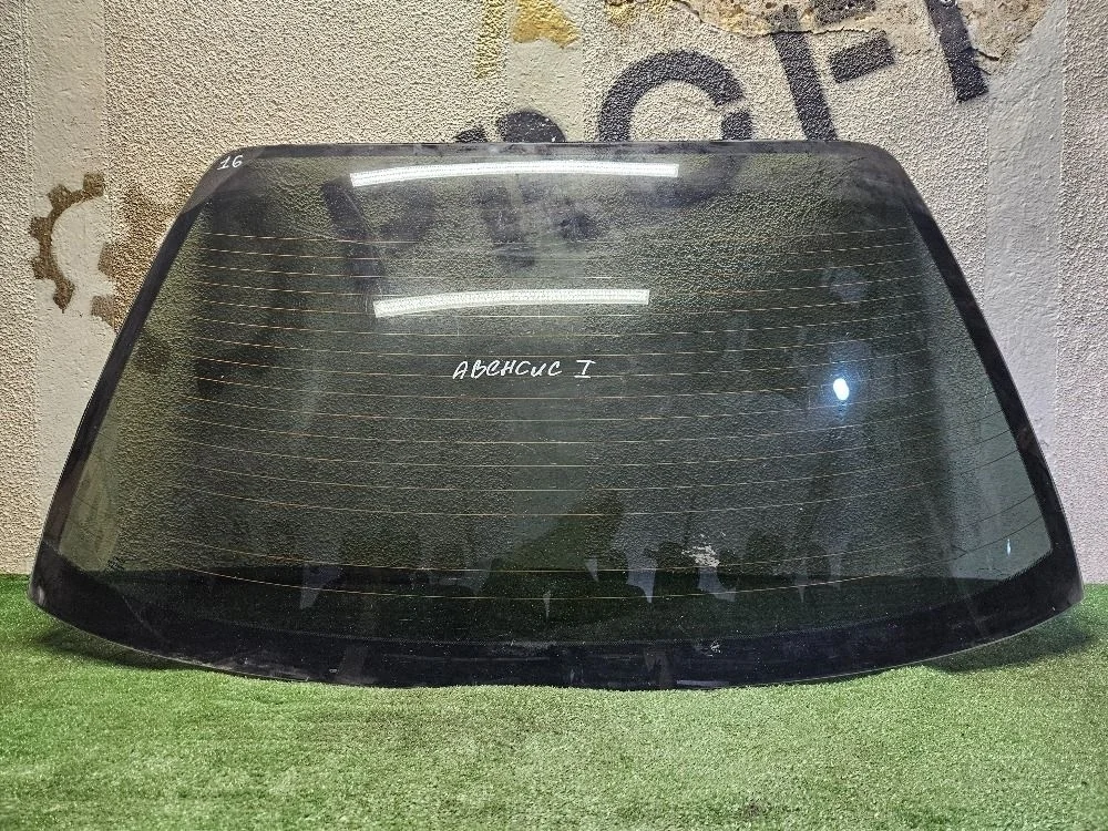 Стекло заднее на Toyota Avensis T220 седан