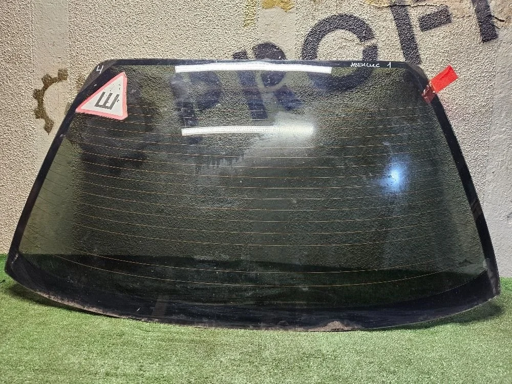 Стекло заднее на Toyota Avensis T220 седан