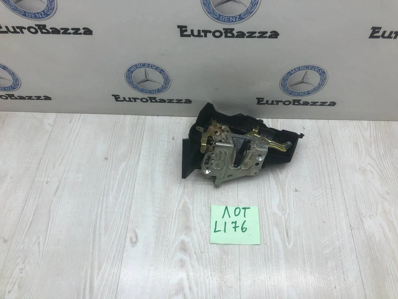 Замок двери задней левой Mercedes W202