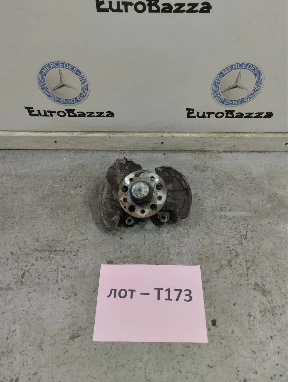 Кулак поворотный левый передний Mercedes W203