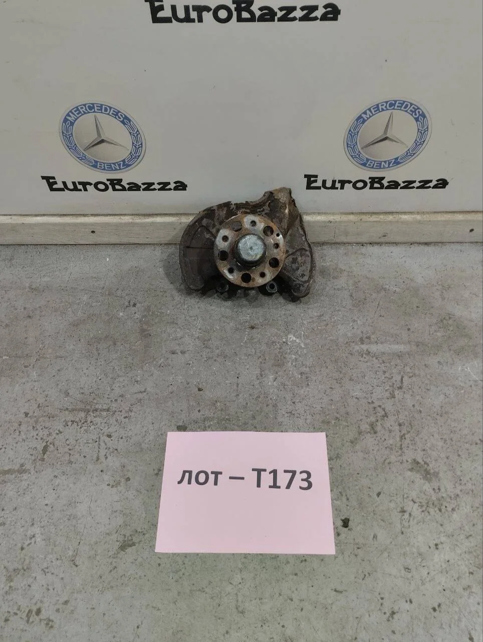 Кулак поворотный правый передний Mercedes W203