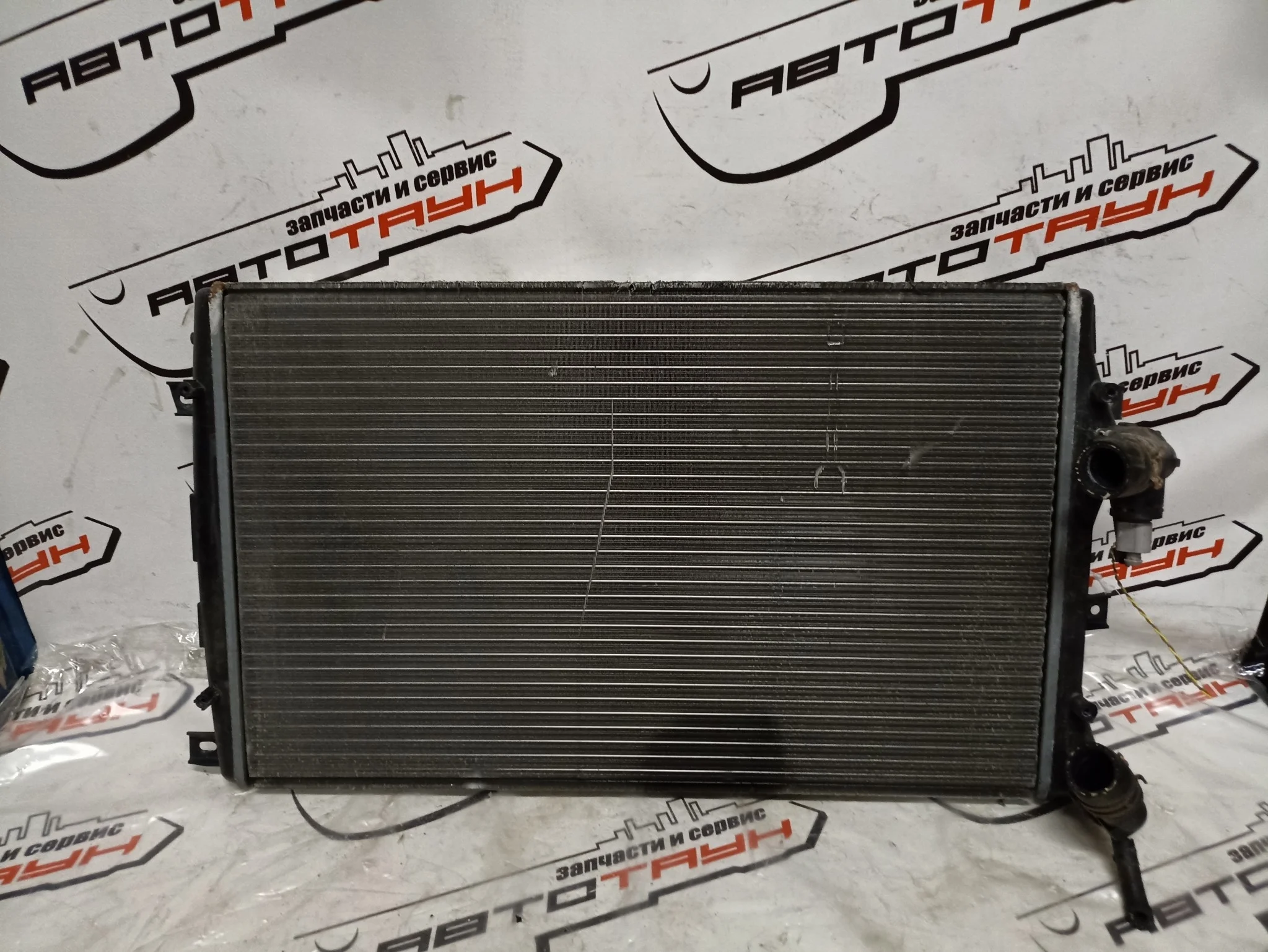 РАДИАТОР ДВИГАТЕЛЯ AUDI VOLKSWAGEN SEAT SKODA 1K0121251AT XA1923Z