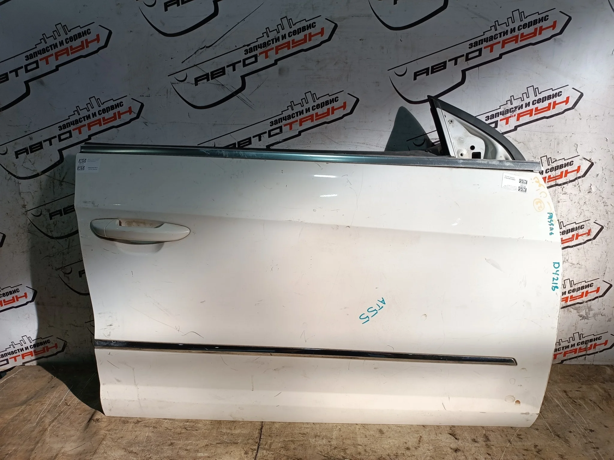 ДВЕРЬ VOLKSWAGEN 3C4831056J ПЕРЕД ПРАВО белый DY218