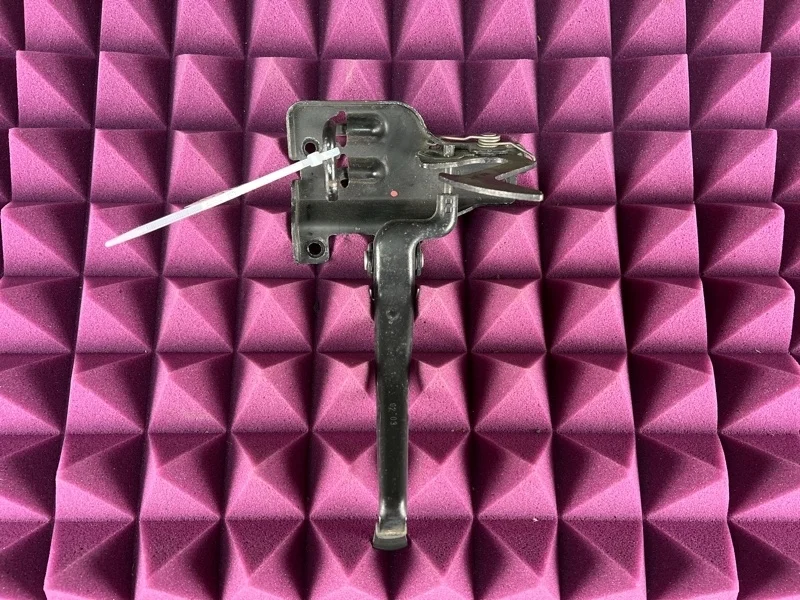 Замок капота Audi A4 2003 8E0823480D B6 AMB 1.8T