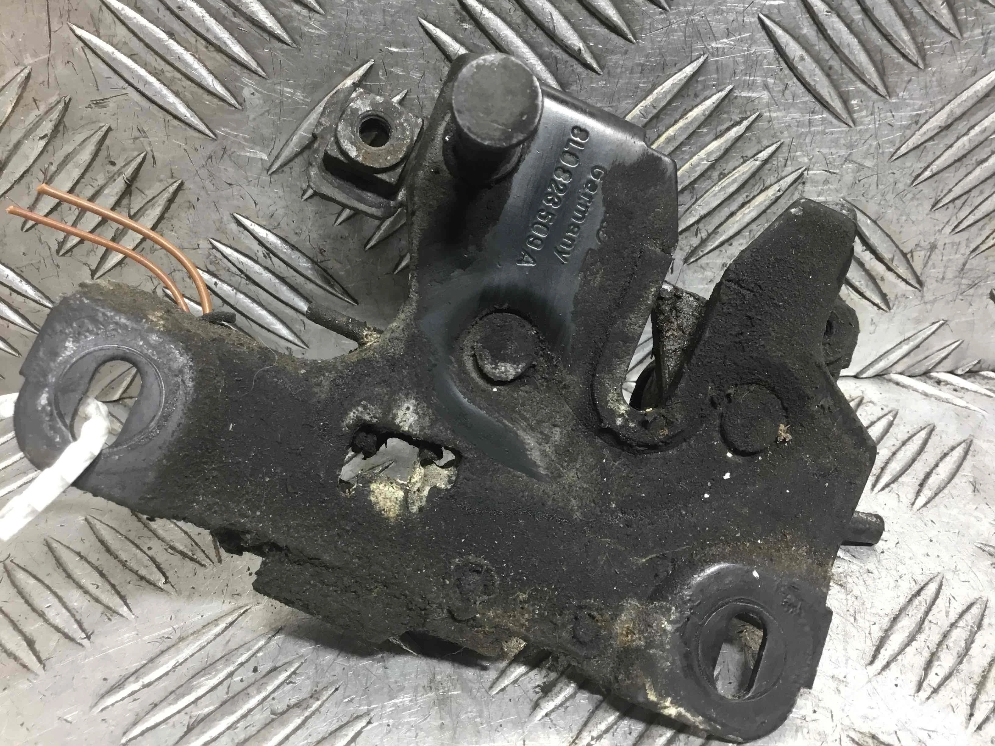 Замок капота Audi A3 8L (1996-2000) бензин 1.6 i Механика Х/б