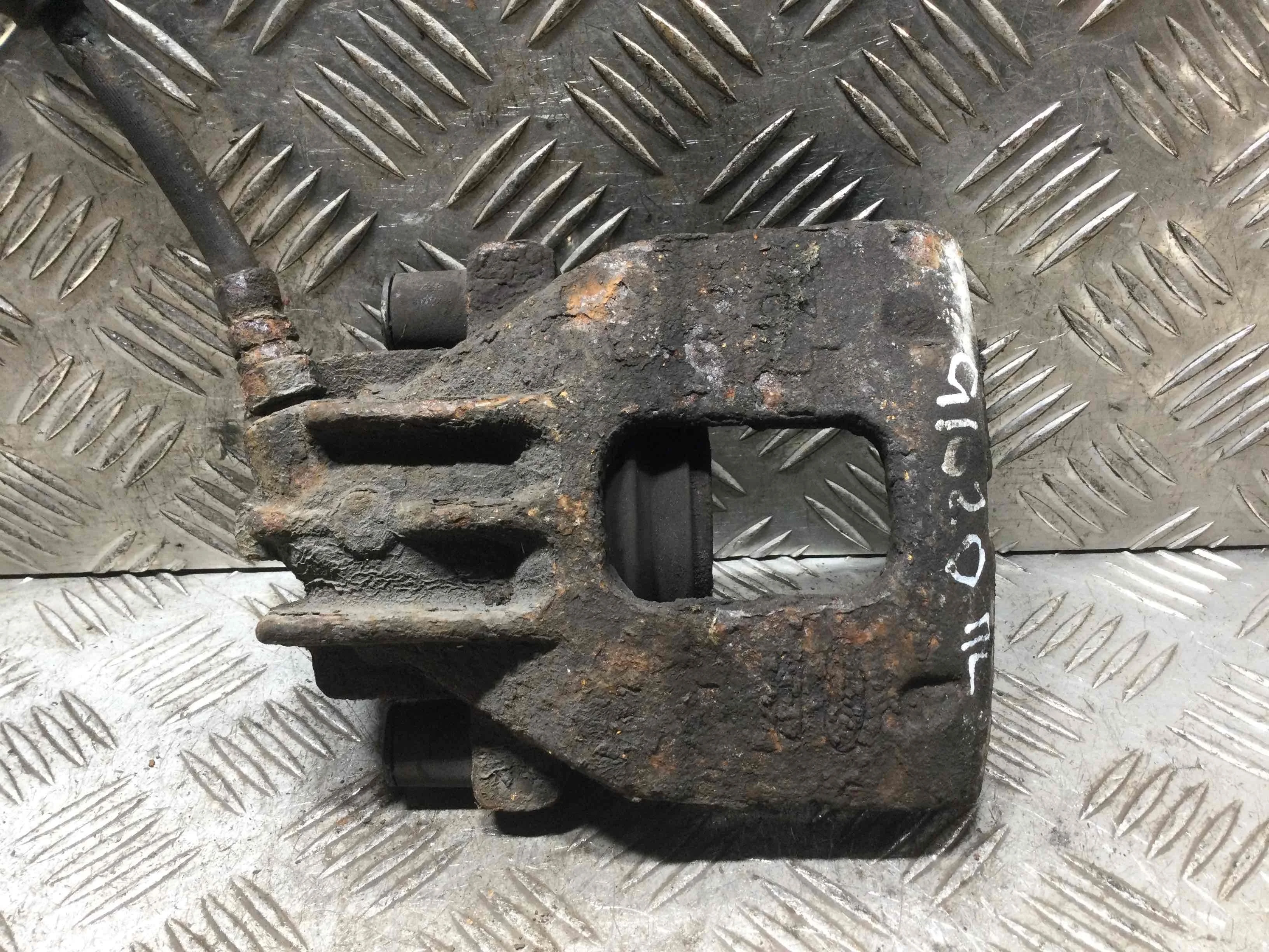 Суппорт передний левый Ford Focus 1 поколение [рестайлинг] (2001-2005) бензин 1.6 i Механика Х/б