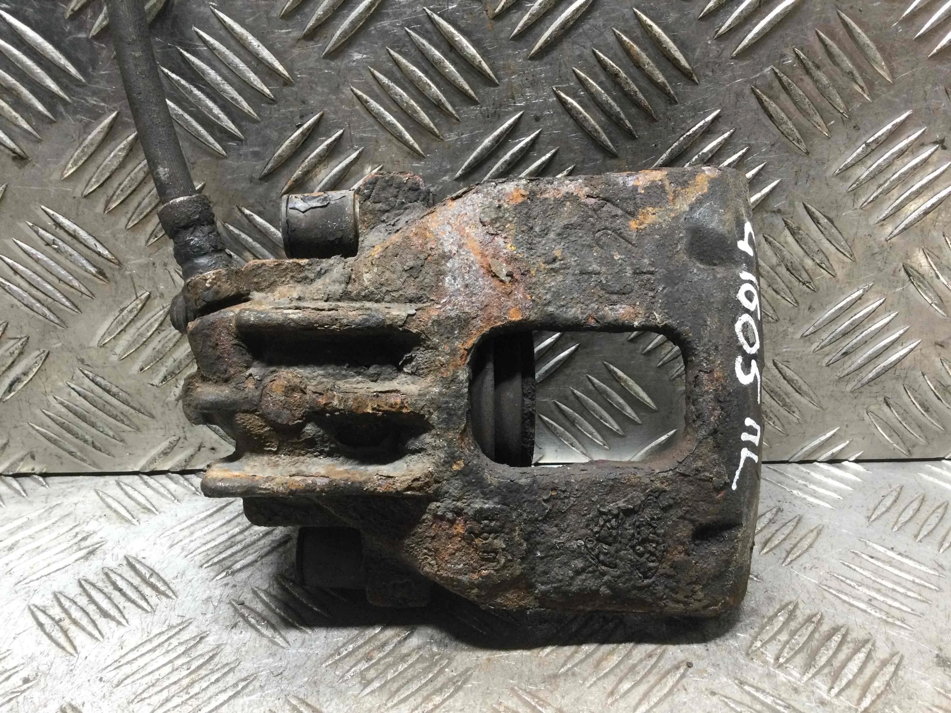 Суппорт передний левый Ford Focus 1 поколение [рестайлинг] (2001-2005) бензин 1.6 i Механика Х/б