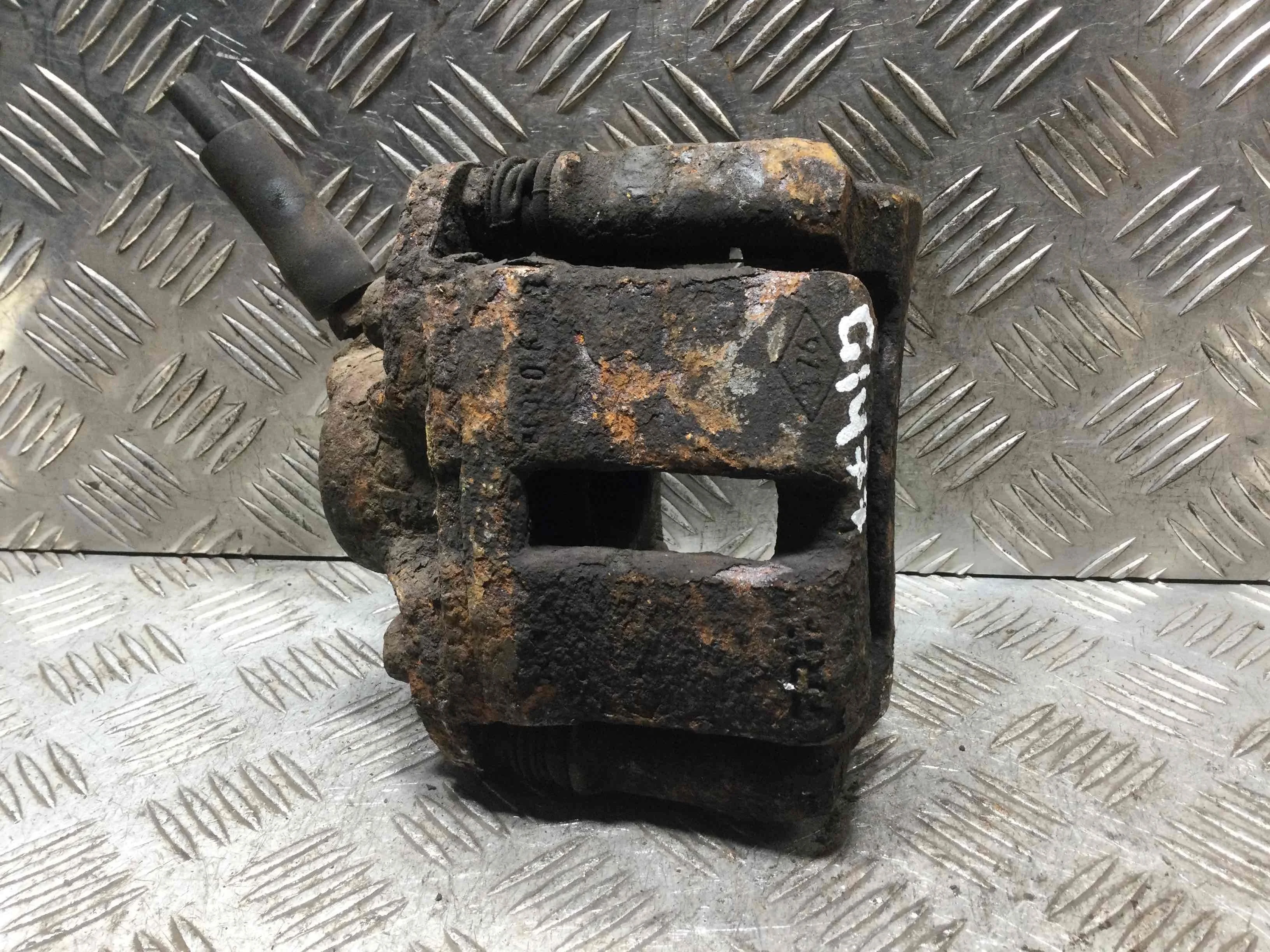 Суппорт передний левый Renault Clio 2 поколение [рестайлинг] (2001-2005) бензин 1.4 i Механика 5-дв, х/б