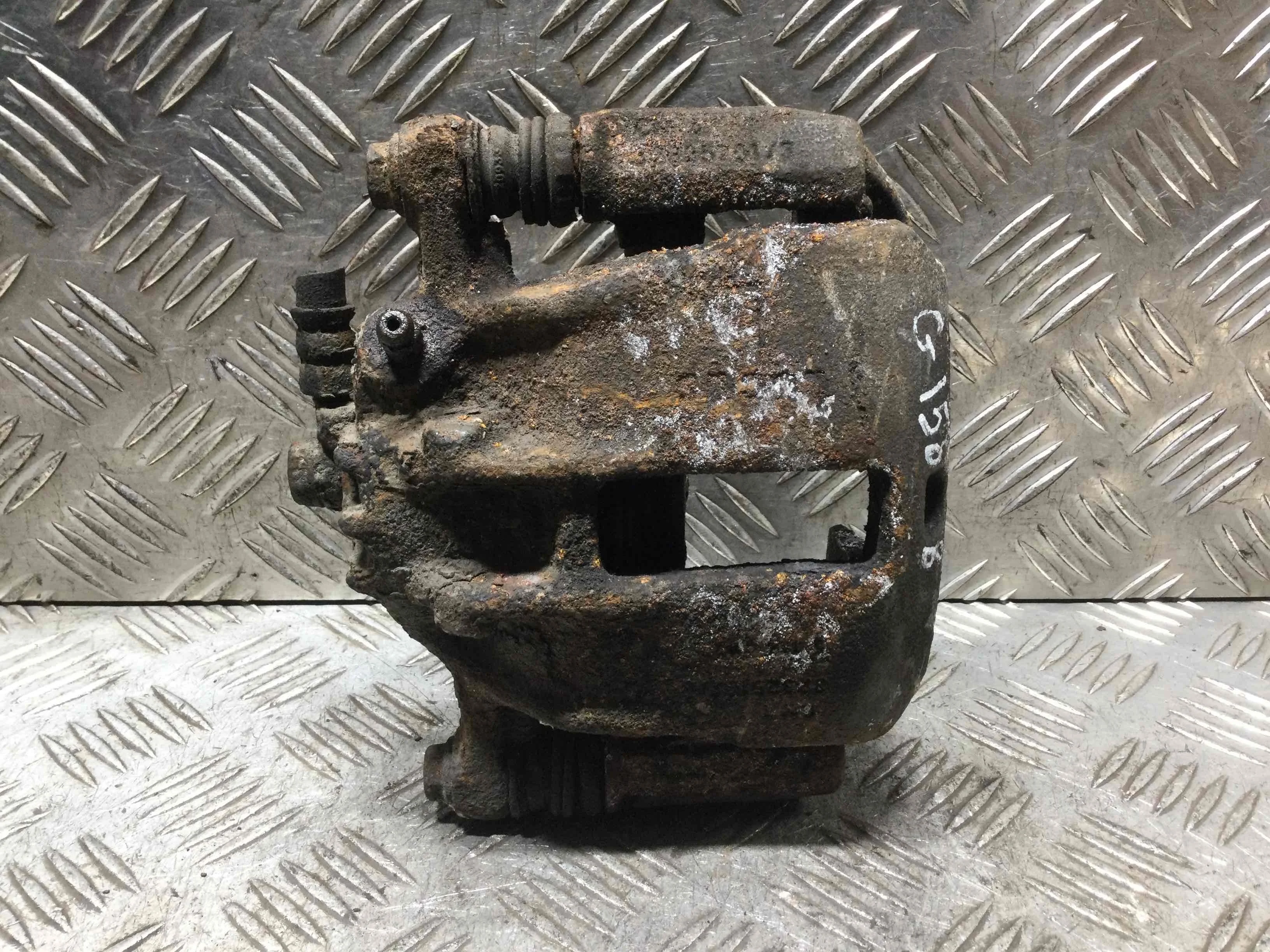 Суппорт передний левый Mitsubishi Carisma 1 поколение (1995-2000) бензин 1.6 i Механика Х/б