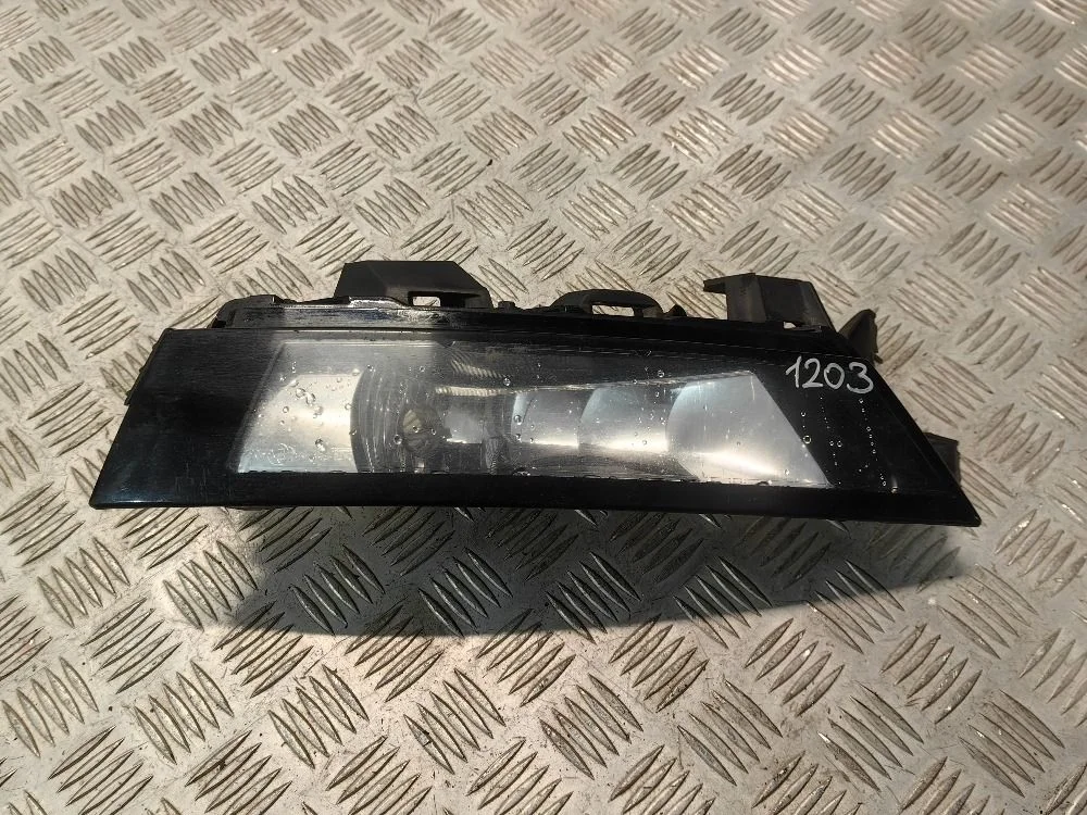 Фара противотуманная левая Skoda Rapid