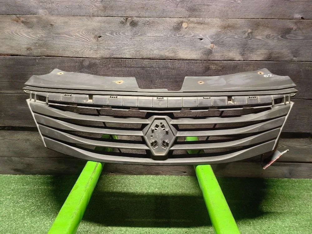 Решетка радиатора Renault Logan