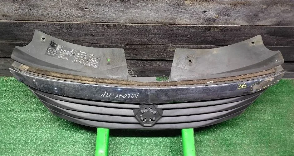 Решетка радиатора Renault Logan