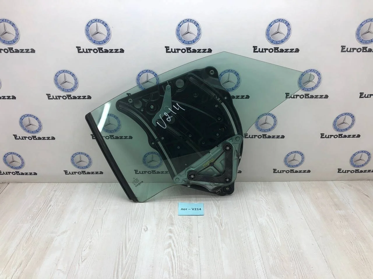 Заднее левое боковое стекло Mercedes W207