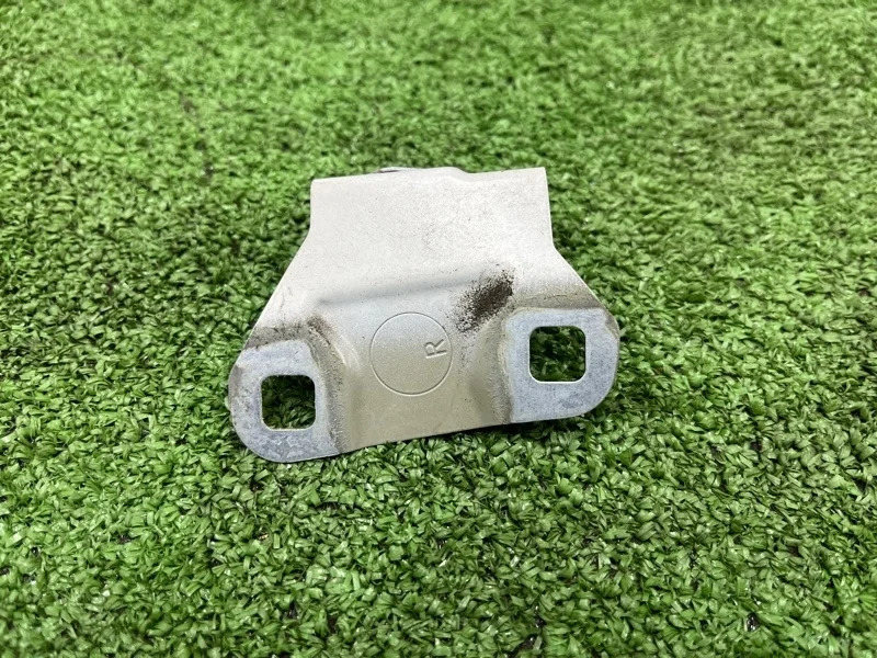 Кронштейн крыла BMW 5 2010 41357207204 F10 N52B30AF, правый