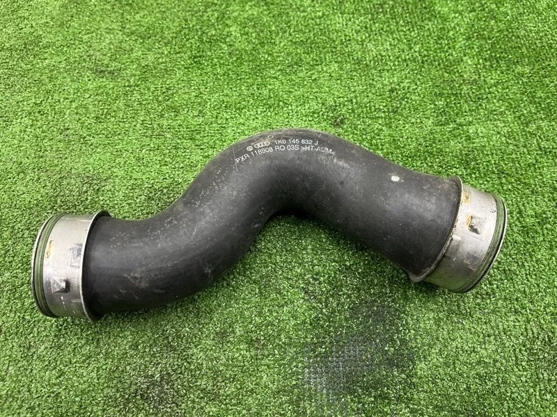 Патрубок интеркулера Audi A3 2009 1K0145832J 8P CCZ