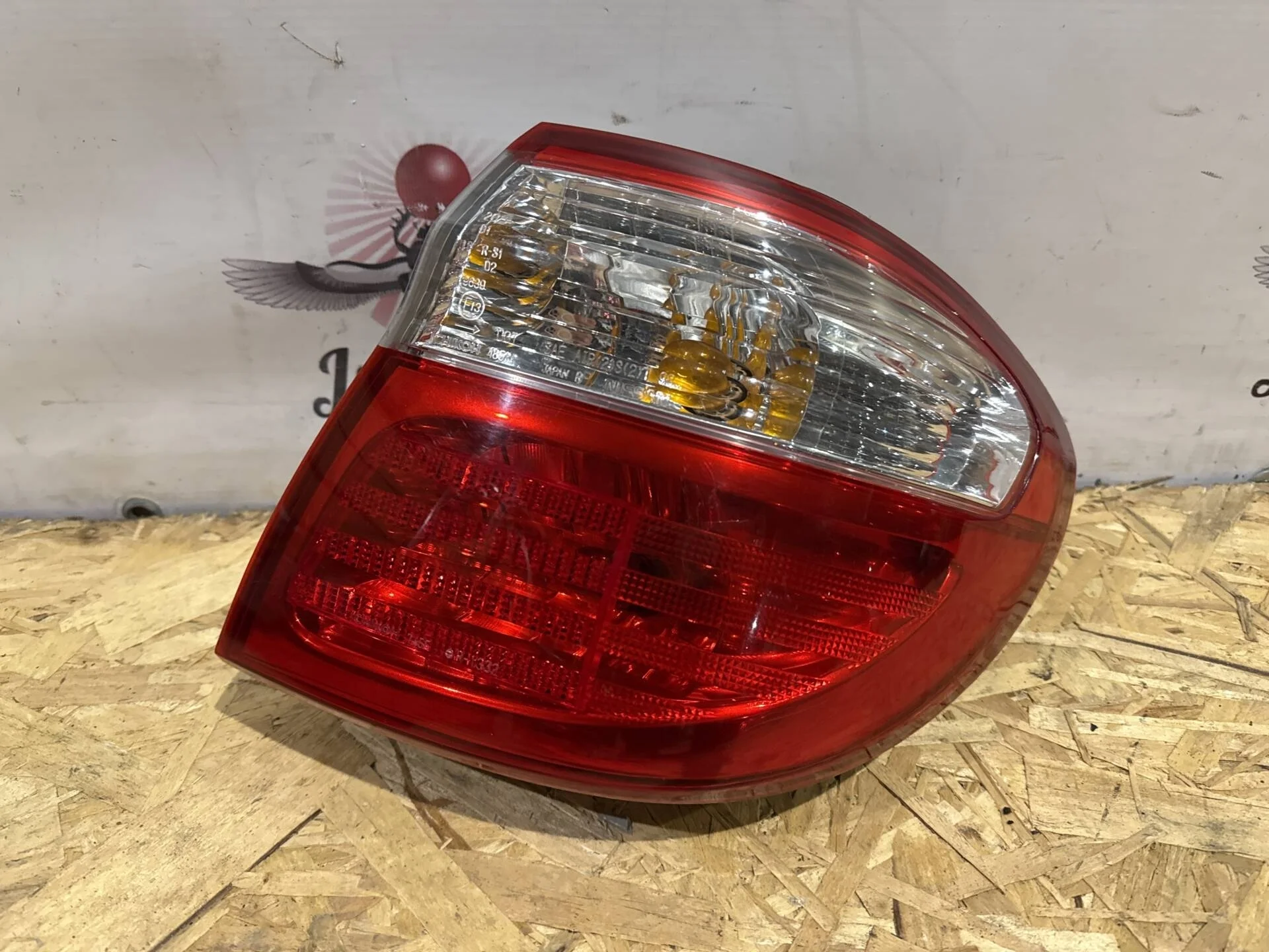 Фонарь задний правый Nissan Maxima A33