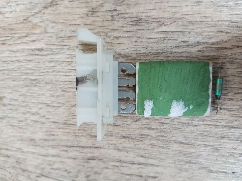 Резистор отопителя Volkswagen Passat B7 (2010—2015) Passat B7 (2010—2015) 362, 365, 3C2, 3C5, 2CA, 2CB, 2CH, 2CJ, 2KA, 2KB, 2KH, 2KJ, SAA, SAB, SAH, SAJ, 1F7, 1F8, 5P1, 5P5, 5P8, 1P1, 162, 163, 1K2, AV2, AV3, AY3, 3T4, 3T5, 521, 5M1, 137, 138, 8P1, 8PA, 710, 7N1, 7N2, 5N1, 5N2, 8UB, 8UG, 5P2, 1Z3, 1Z5, 913, 933, 357, 358, 1T1, 1