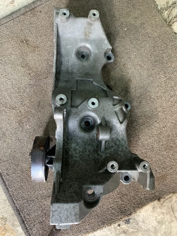 Кронштейн генератора Audi A4 B7