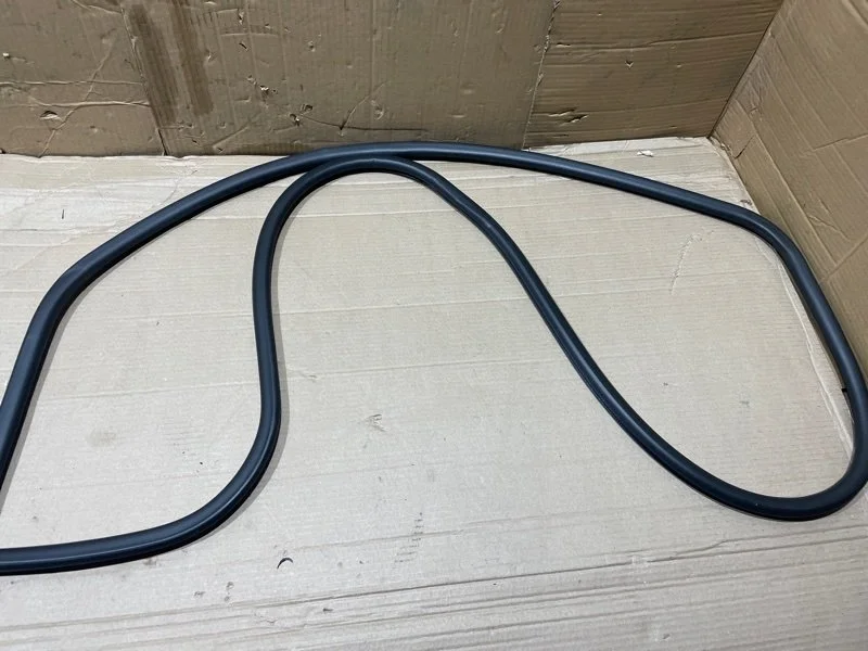 Уплотнитель двери Lexus Es200 2016 6231233100 XV60 6AR-FSE, передний левый