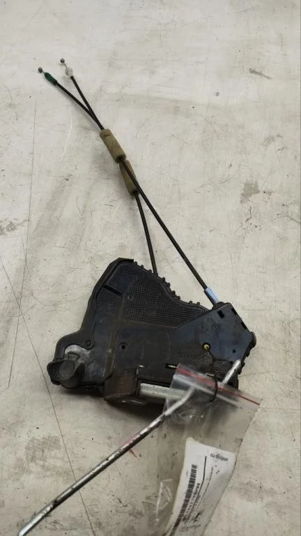 Замок двери передней правой Toyota Corolla