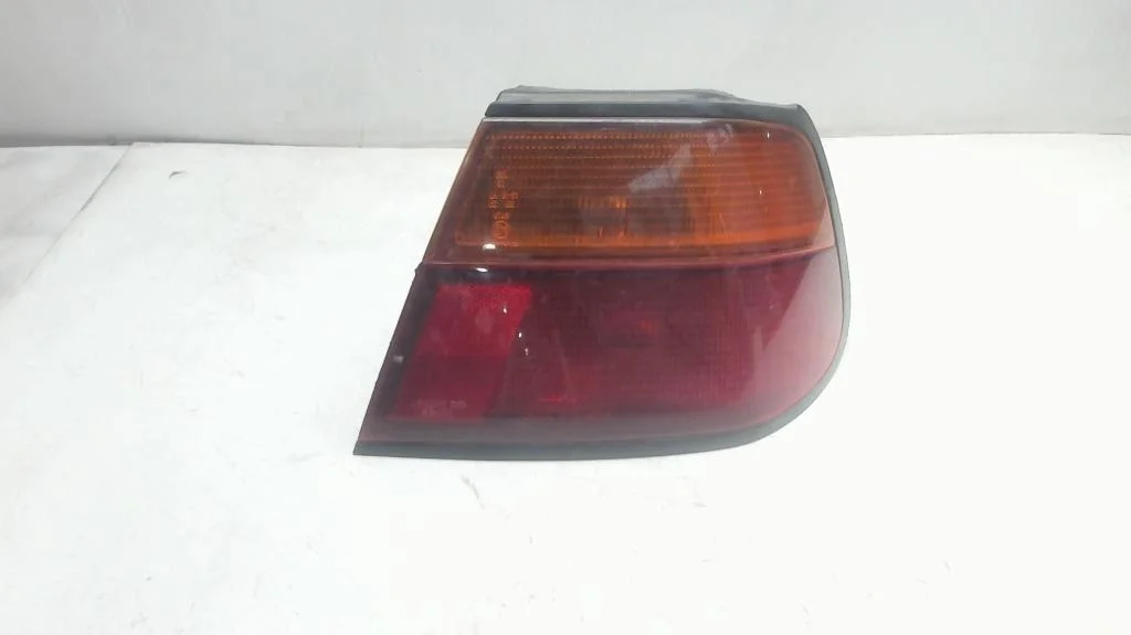 Фонарь задний правый на крыло Nissan Almera