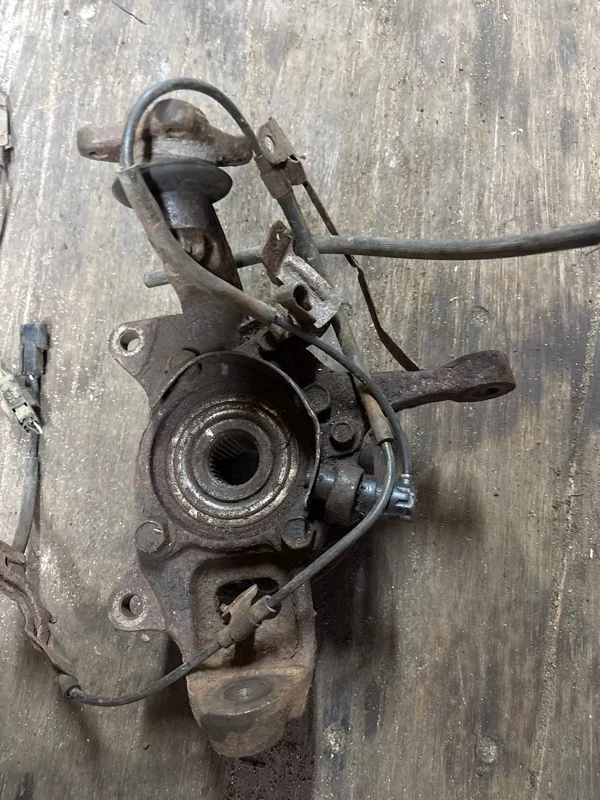 Кулак поворотный левый Mitsubishi L200 (2006-2015) 2011 MR992377 ПИКАП 2.5 D 4D56