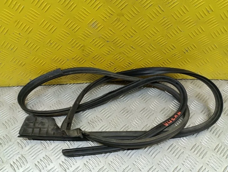 Уплотнитель стекла двери (бархотка) Nissan Navara (D40) 2004-2015 2007 80831EB300 ПИКАП 2.5 D YD25DDTI