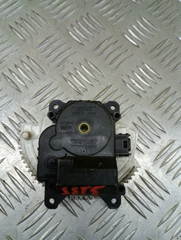 Моторчик заслонки печки Toyota Hilux (2005-2015) 2013 0638000172 ПИКАП 3.0 D 1KDFTV
