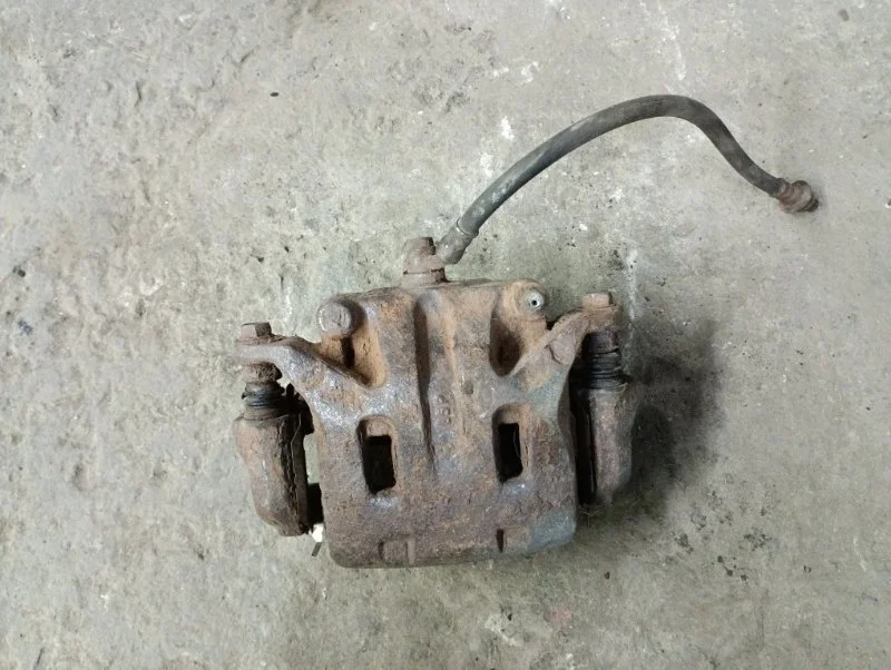 Суппорт передний правый Nissan Navara (D40) 2004-2015 2007 41001EB30A ПИКАП 2.5 D YD25DDTI