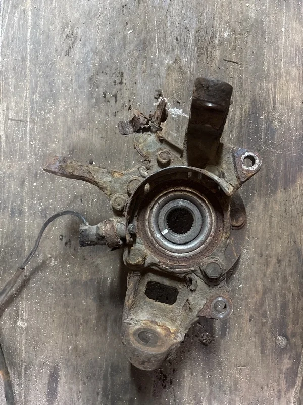 Кулак поворотный правый Mitsubishi L200 (2006-2015) 2006 MR992378 ПИКАП 2.5 D 4D56