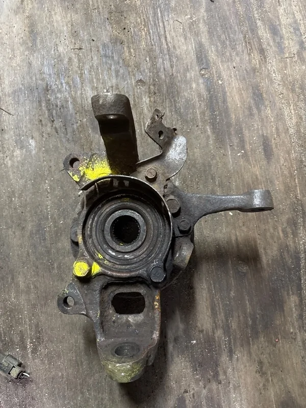 Кулак поворотный левый Mitsubishi L200 (2006-2015) 2007 MR992377 2.5 D 4D56